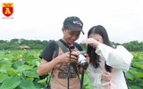 Thiếu nữ Hà thành nô nức khoe sắc cùng mùa sen nở